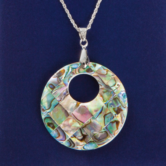 Collier avec pendentif en ormeau