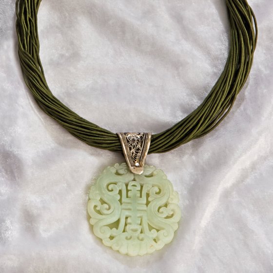Pendentif chinois en serpentine noble avec ruban en tissu