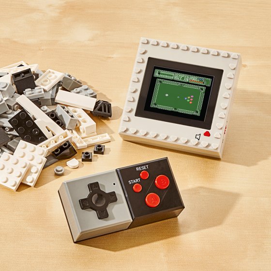 Retro-Spielekonsole mit Bausteinen