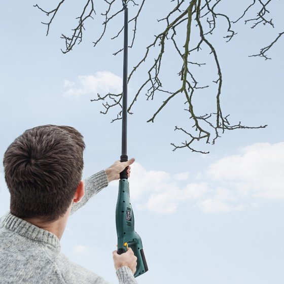 Akku-Gartenschere mit langem Griff 