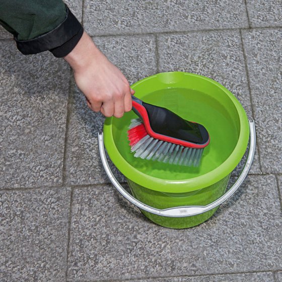 Brosse de nettoyage avec réservoir d'eau 