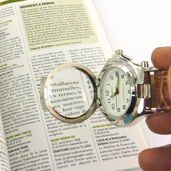 Montre-bracelet avec lumière et loupe 