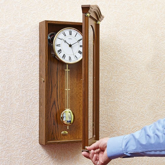 Funkwanduhr mit Pendelwerk