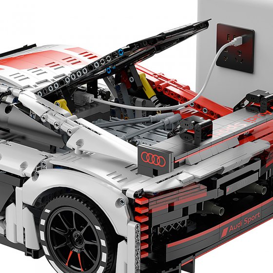 Großer Bausatz Funkgesteuerter Audi R8 