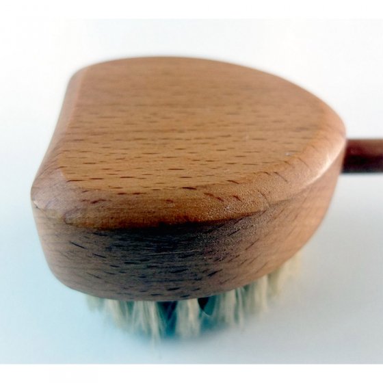 Gratte-dos en bois de hêtre avec brosse en poils naturels 