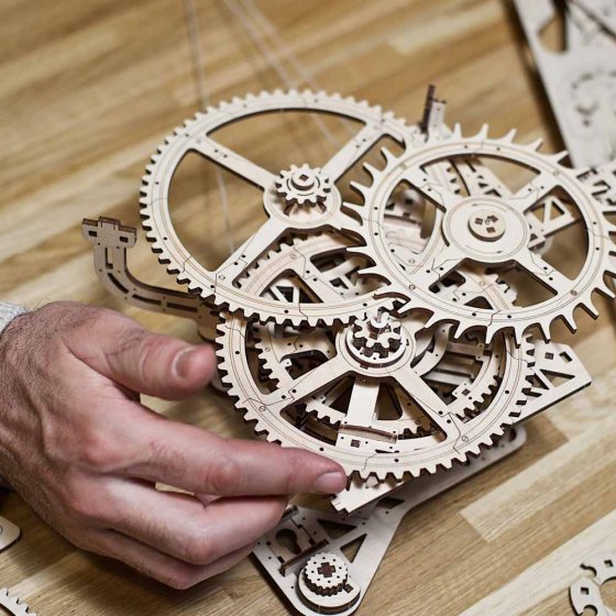 Maquette en bois pendule murale à balancier 