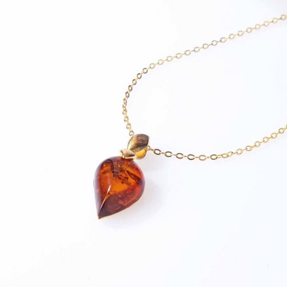 Chaîne avec pendentif en ambre 