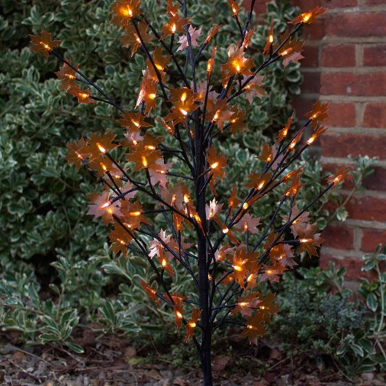 Arbre d’extérieur éclairé à piles 