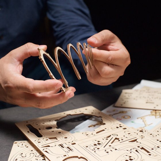 Maquette en bois de circuit à billes à paliers 