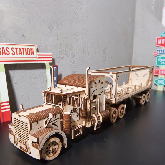Modèle réduit en bois "truck"