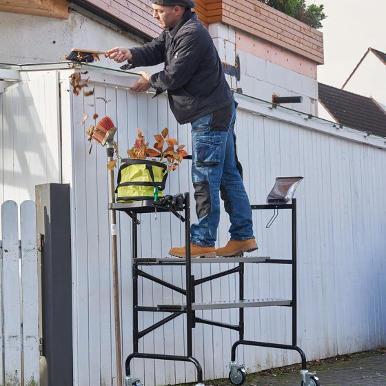 Fahrbares Gerüst mit Ablage 