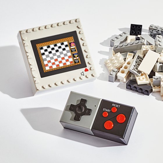 Console de jeux rétro avec blocs de construction 