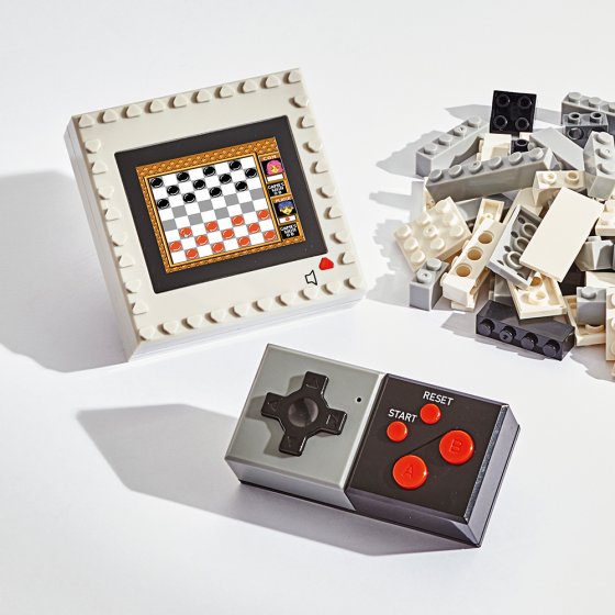Retro-Spielekonsole mit Bausteinen